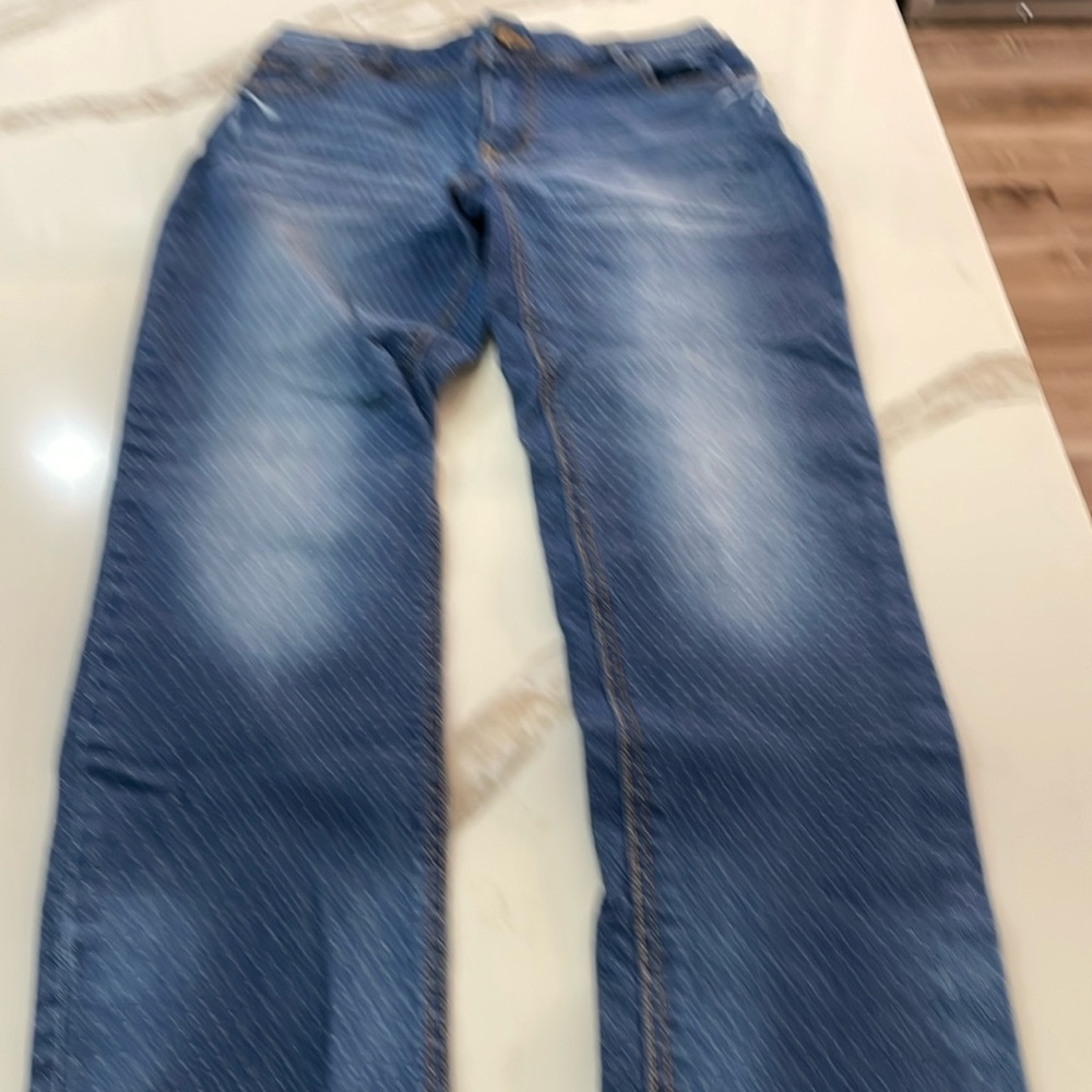 Skinny ankle jeans with flexed throughout and washed faded,